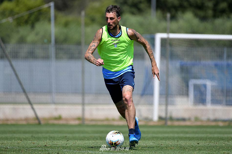 主帅西蒙尼·因扎吉双手叉腰站在场边，目光如炬地注视着场内发生的一切，他的战术板就放在脚边，随时准备叫停训练进行指点，此刻的他如同指挥家般掌控全局。