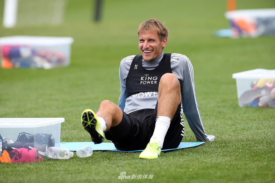 瓦尔迪依旧是他那个令人生畏的“捕猎者”，在分队对抗中他以标志性的高速前插撕开防线，即使没有观众，他也会握紧拳头为虚拟的进球而怒吼。