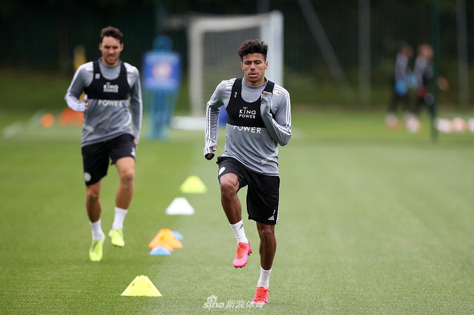 镜头捕捉到蒂勒曼斯在中场的一次精准长传，皮球划过一道优美的弧线，仿佛刺破了数月来的沉寂，将蓝狐的中场梳理得井井有条。