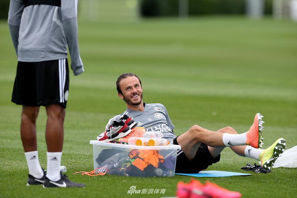 奇尔韦尔在边路高速插上后送出传中，皮球带着旋转飞向禁区，这是莱斯特城惯用的进攻套路，传中瞬间带起的风声似乎在诉说着英超的回归。