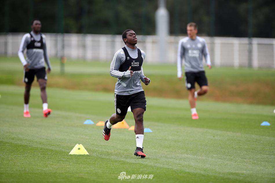 训练场上水花飞溅，门将卡斯帕·舒梅切尔化身叹息之墙，他以一个舒展到极致的飞身侧扑，将皮球拒之门外，仿佛要将停摆期间积蓄的所有能量都释放出来。