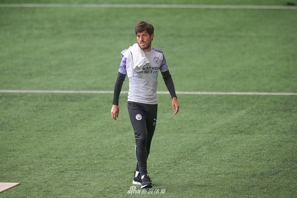 瓜迪奥拉双手叉腰，目光如炬地注视着场上的每一个细节，他身后的教练团队新加入了利略，这位启蒙恩师的到来让曼城的战术板增添了更多可能。