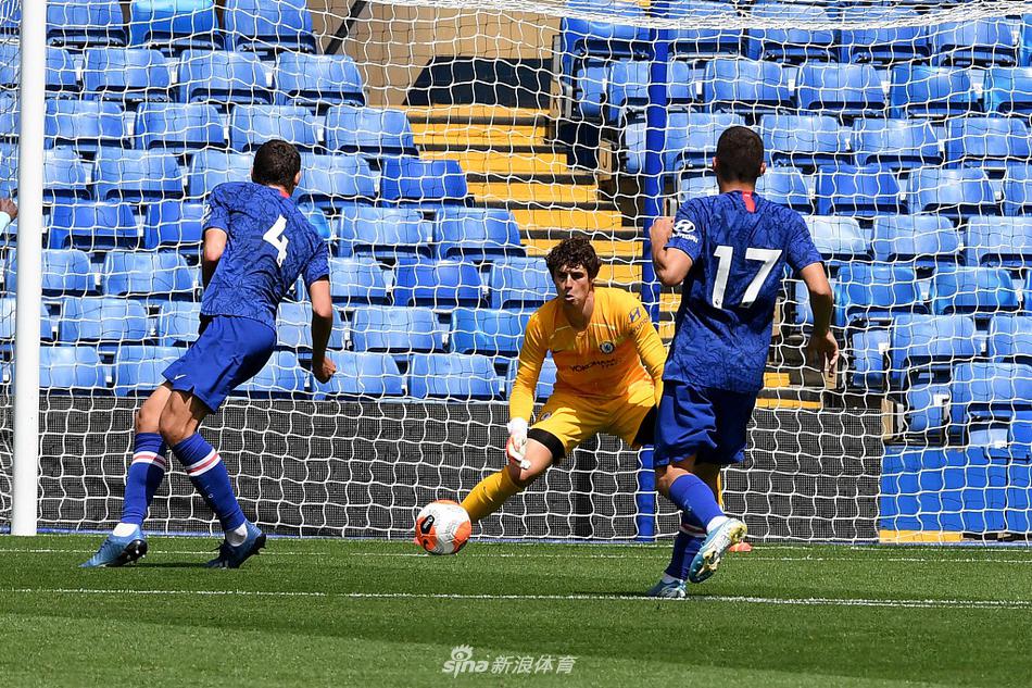 吉鲁在拼抢中高高跃起，法国中锋标志性的“天王盖地虎”式头球攻门，他强壮的身体在空中完全舒展开来，对手的防守球员只能在他身后无奈地仰望。