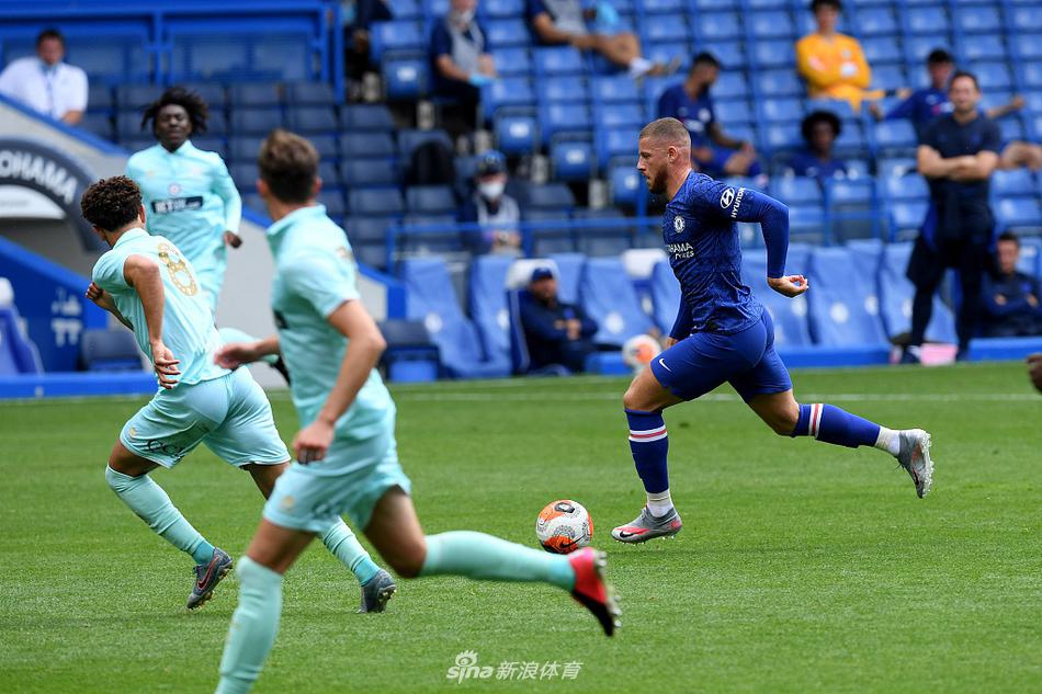 比赛结束后，切尔西球员们并未离场，而是在空荡荡的看台前围成一圈，肩搭着肩相互鼓劲，他们的身影在空旷的斯坦福桥显得格外团结，仿佛在告诉所有人：蓝军已经准备好了。