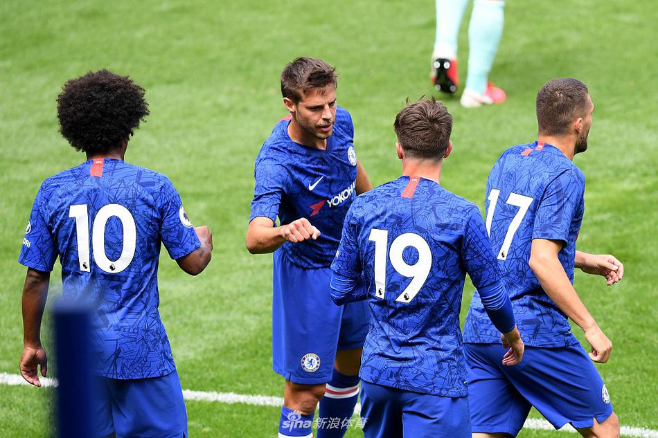 小将吉尔摩在进球后被队友紧紧抱住，年轻的面庞上洋溢着灿烂的笑容，身旁的老大哥们纷纷伸手抚摸他的头，仿佛在传递着一种对未来的无限期许。