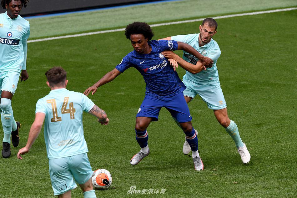 蓝军中场奇克在禁区内冷静推射破门瞬间，他张开双臂维持平衡，眼神专注地注视着皮球滚入网窝，身前的防守球员只能望球兴叹，这是属于他个人涅槃重生的荣耀时刻。