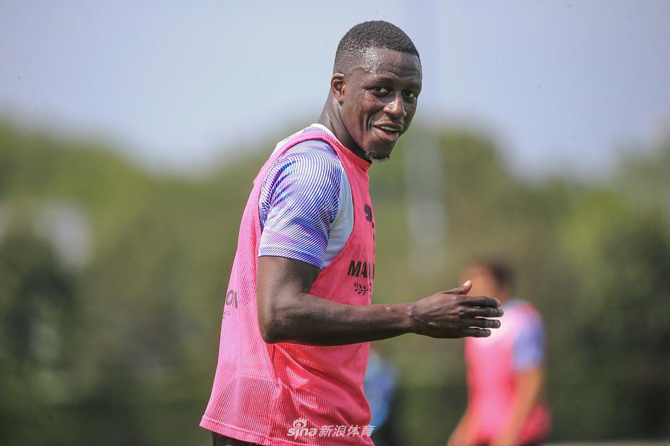 队长费尔南迪尼奥在训练中神情专注，他坚毅的目光如同雕塑般定格，正指挥着队友进行抢圈练习，老将的沉稳气场与身后年轻球员的活力形成动人对比。