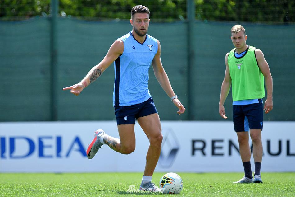 训练尾声，全体球员围成一个紧密的圆圈，这是团队凝聚力的象征。他们的手臂搭在一起，齐声高喊，为即将到来的战斗注入最后的信心与力量。