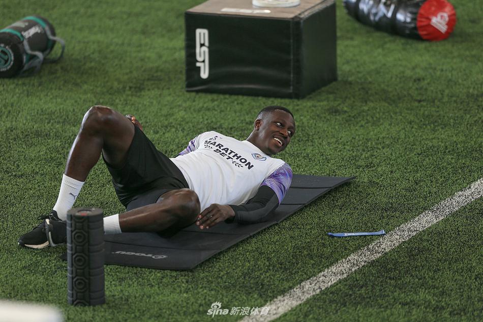 门将埃德森在阳光下舒展身体奋力扑救，他的姿态宛如一只展翅的雄鹰守护着最后一道防线，巴西人特有的柔韧性与门前嗅觉在此刻定格。