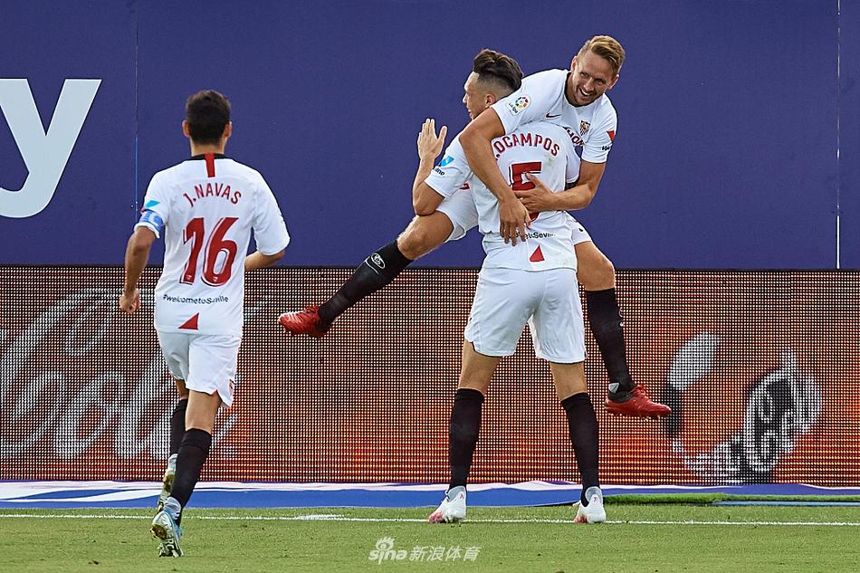 比赛在空荡的球场中进行，看台上巨幅的球迷画像成为最特殊的“第十二人”，他们无声的凝视，为这场在特殊时期进行的对决增添了无尽的温情与力量。