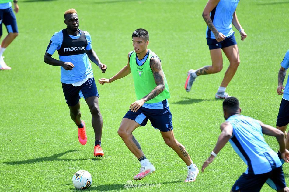 后防中坚阿切尔比在训练中大声指挥着队友站位，他的手势和呼喊声仿佛能穿透屏幕，彰显着他在防线上的领袖气质和不可或缺的作用。