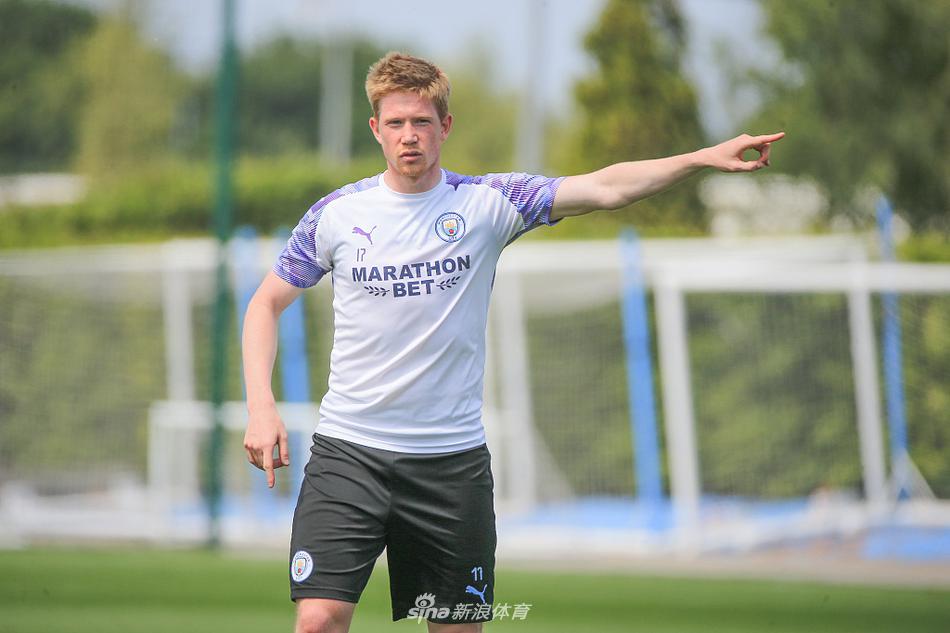 德布劳内正完成一脚精准的弧线球传中，皮球划出的轨迹如同经过数学计算般精确，他身后模糊的球门和草地衬托出世界级中场大师举重若轻的风采。