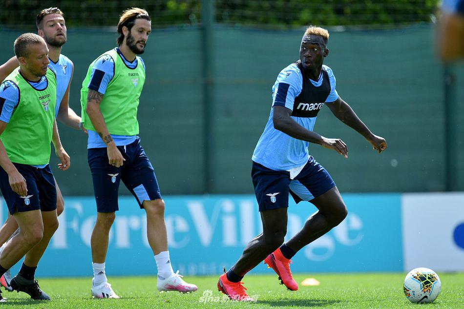 华金·科雷亚用标志性的盘带技巧在训练中戏耍防守，他的动作灵动而充满想象力，为严肃的备战气氛增添了一抹属于足球的艺术色彩。