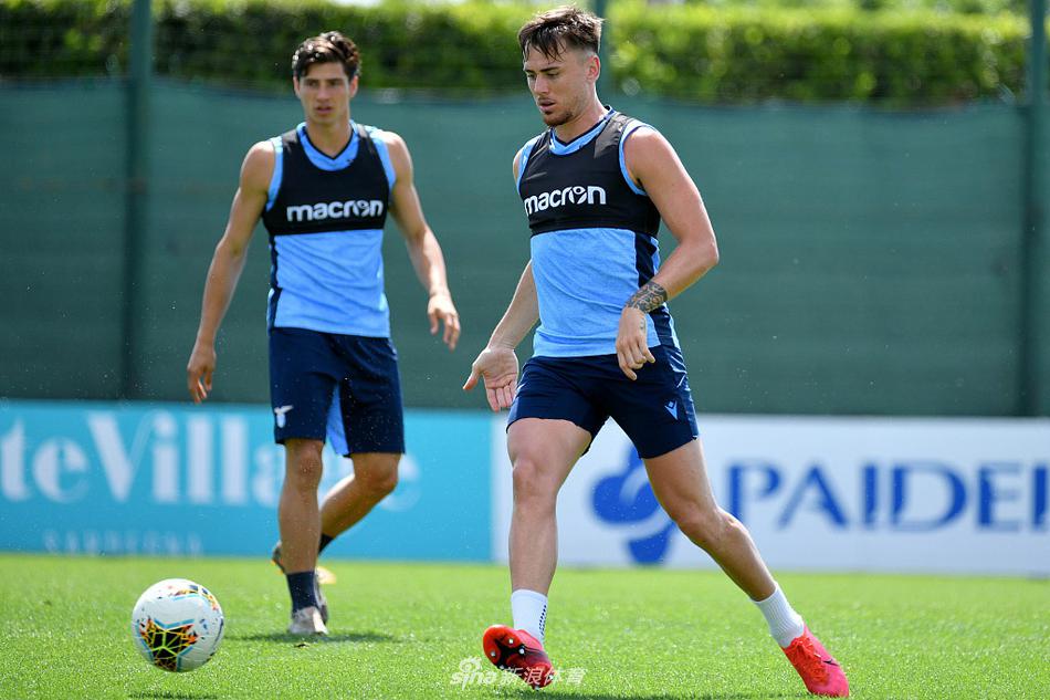 小因扎吉双手插兜，目光如炬地注视着训练场上的每一个细节，他的表情严肃而专注，仿佛正在心中推演着下一场对阵亚特兰大的攻防策略。