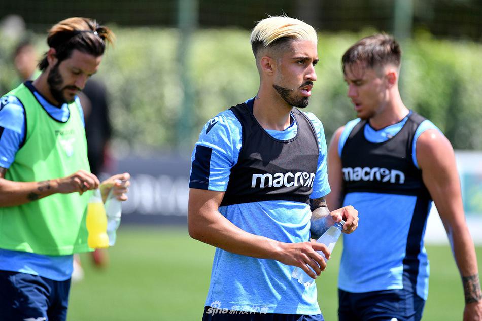 米林科维奇在分组对抗中展现出全能中场本色，他用一次优雅的停球将球稳稳控制在脚下，防守球员只能望其项背，背景是福尔梅洛基地葱郁的树墙。