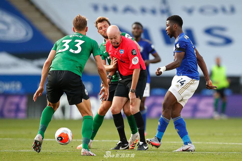 赛后双方球员友好地交换球衣，赤裸上身的球员露出健硕的肌肉，他们搭着肩膀低声交谈，没有观众的喧嚣，这份赛场上的惺惺相惜在晚霞中显得格外纯粹与珍贵。