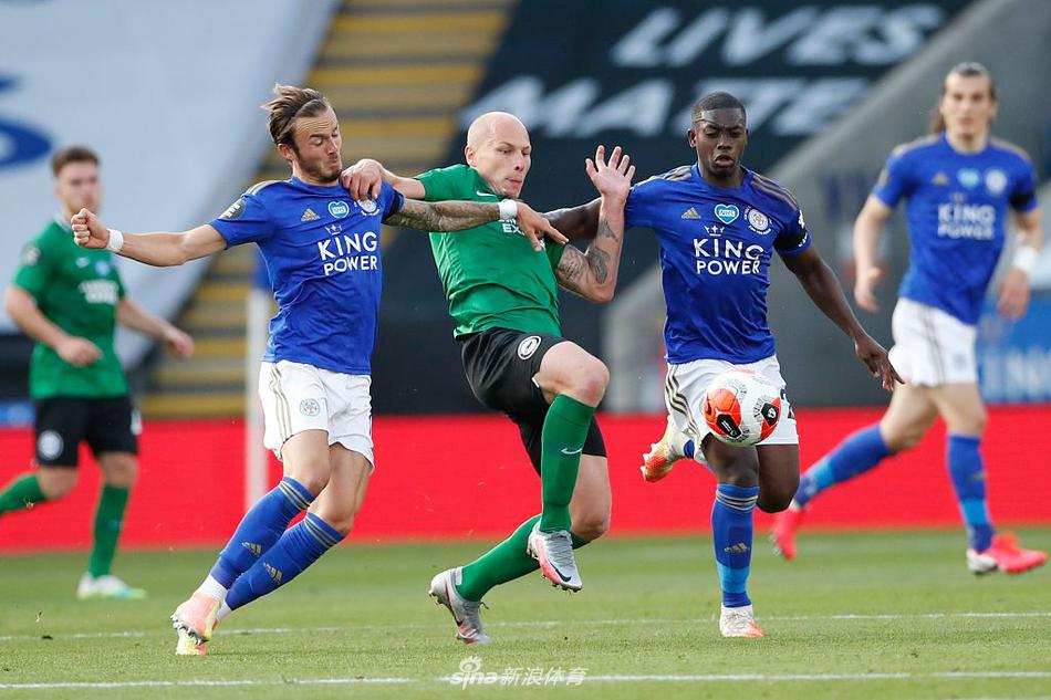 肖恩·达菲在一次关键的角球防守中高高跃起，力压莱斯特城多名高个子球员完成头球解围，他脖颈上暴起的青筋和狰狞的表情，完美诠释了防守球员在压力下的英勇与决绝。