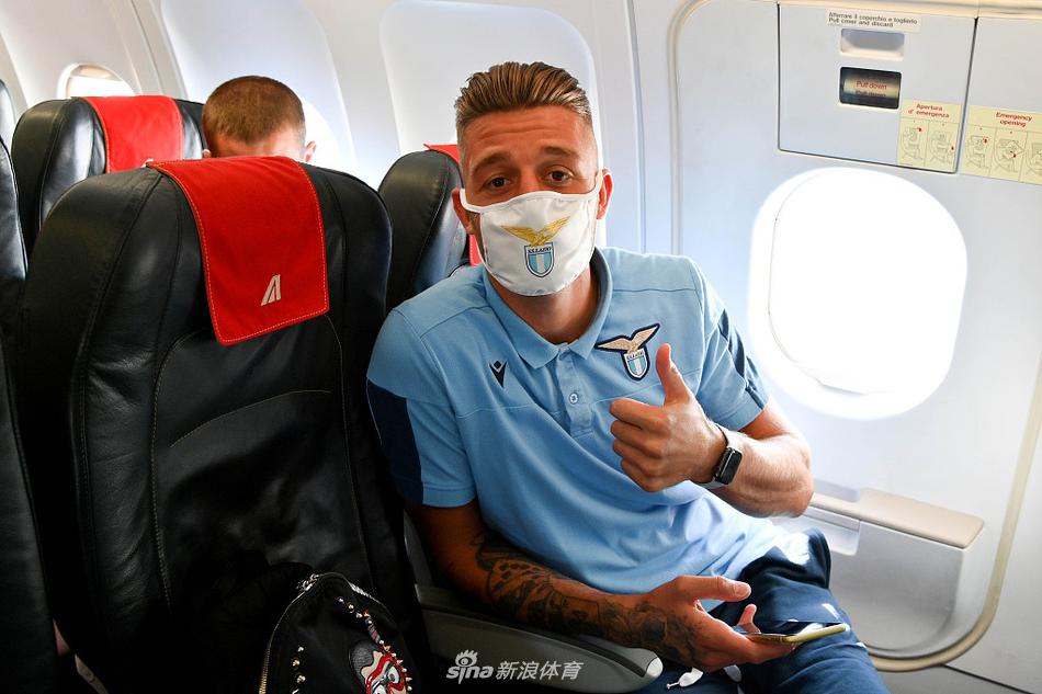 帕洛米诺在人群中高高跃起头球破门，时间仿佛定格在他顶到皮球的那一刻，这是绝杀逆转的经典画面。