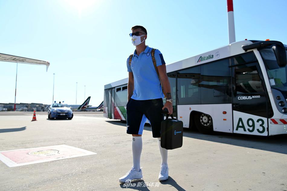 因莫比莱双手指天，眼神中充满了不甘与无奈，身后的亚特兰大球员疯狂庆祝形成鲜明对比。