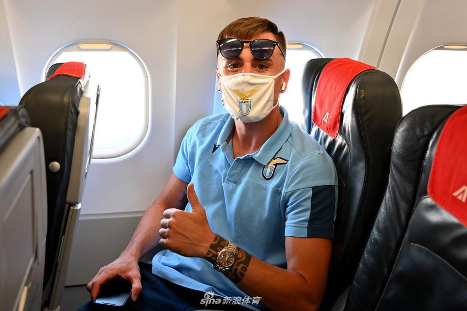 米林科维奇张开双臂激情滑跪，身后是空旷的球场和巨大的阴影，完美定格了世界波破门后的狂喜瞬间。