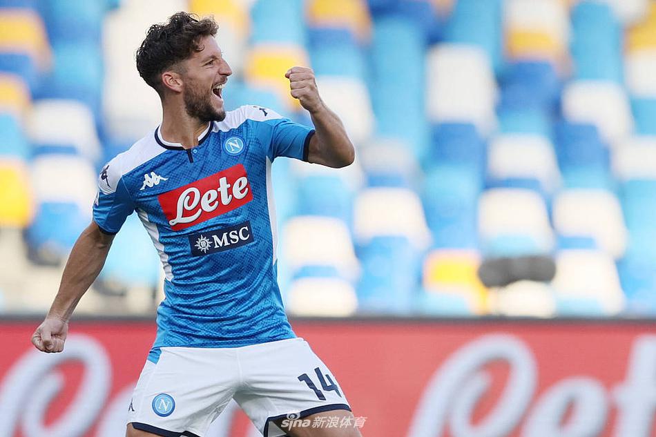 圣保罗的骄阳下，那不勒斯斗士们如潮水般涌动，庆祝的声浪仿佛要冲破空荡看台的寂静，为这特殊的赛场注入无限活力。