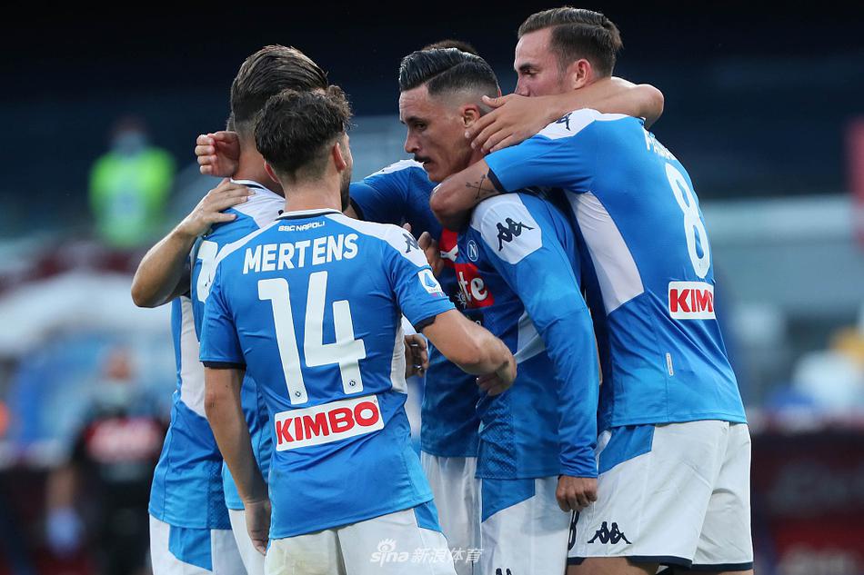 卡列洪张开双臂奔跑在空旷的圣保罗球场，他的推射如同一道精确制导的激光，穿过了门将的十指关，为球队再度取得领先。