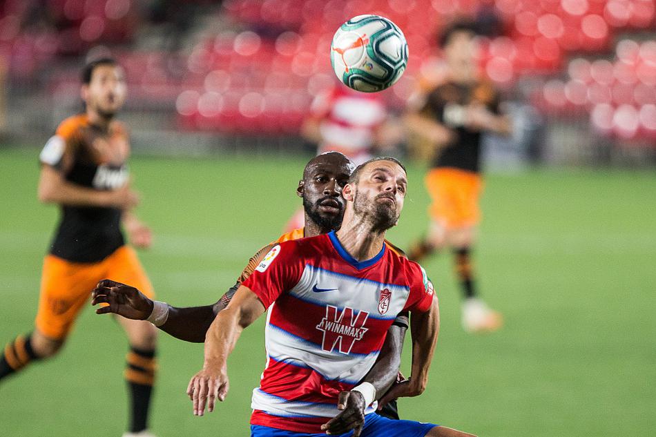 比赛结束后，双方球员神情各异，瓦伦西亚队员难掩失望，而格拉纳达球员则相互鼓励，感谢空荡看台后的球迷