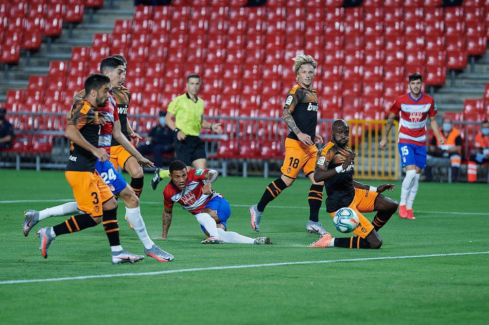 贡萨洛·格德斯轰出世界波瞬间，皮球在空中划出一道美妙的弧线，对方门将伸展身体却鞭长莫及