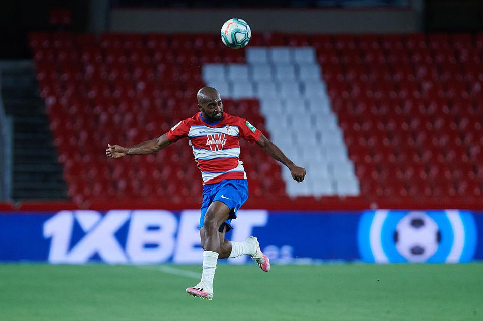 进球功臣费德·维科被队友紧紧拥抱，他的眼神中充满了坚毅与喜悦，身后是电子记分牌上鲜红的2-2比分