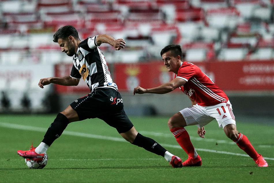 博阿维斯塔的球员在失球后神情落寞，而本菲卡的防守球员则高高跃起，全力争顶，将对手的反扑攻势化解于无形之中。