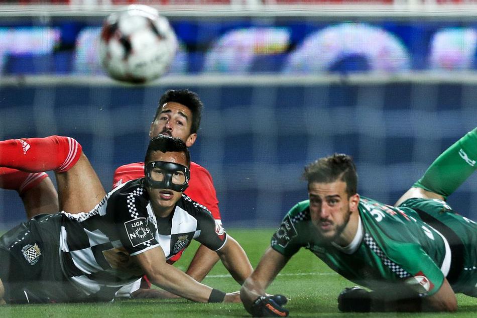 比赛结束后，本菲卡全体球员手拉手走向场边，向看台上始终不离不弃的球迷们鞠躬致谢，感谢他们整场比赛的呐喊与支持。