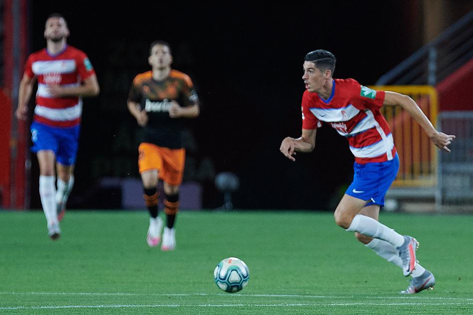 格拉纳达球员们疯狂地围住上演绝平好戏的费德·维科，将他压在身下，庆祝这粒金子般的进球