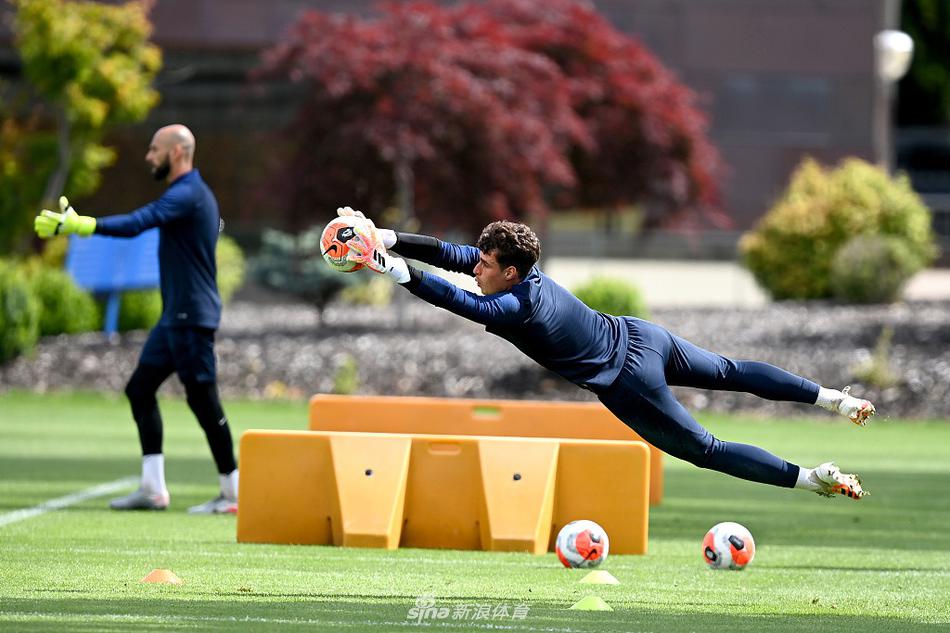 蓝军后防中坚在训练中全神贯注，面对队友的模拟进攻，他高高跃起完成了一次干净利落的头球解围，阳光下他的身影宛如一道难以逾越的移动城墙。