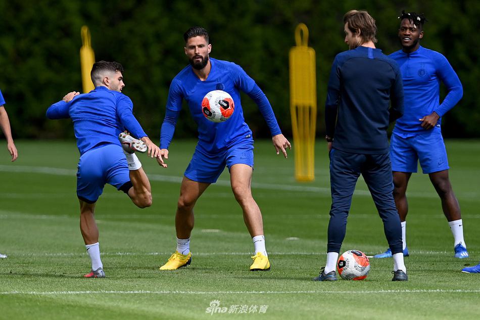 备战间隙，切尔西球员们围成一圈进行抢圈游戏，吉鲁在圈中灵活地试图断球，队友们面带笑容相互传递，展现了球队在紧张备战中难得的轻松与团队默契。