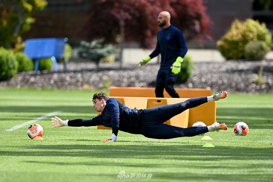 夕阳的余晖洒在科巴姆基地的草坪上，芒特正在进行精准的传球训练，皮球在空中划过一道美妙的弧线，仿佛承载着他对明日比赛中送出关键助攻的美好憧憬。