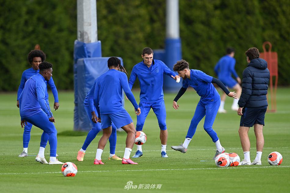 吉鲁在训练中倚住防守队员完成了一次势大力沉的射门，皮球如出膛炮弹般直挂网窝，法国老将用他标志性的扎实动作宣告着自己在禁区内的绝对统治力。