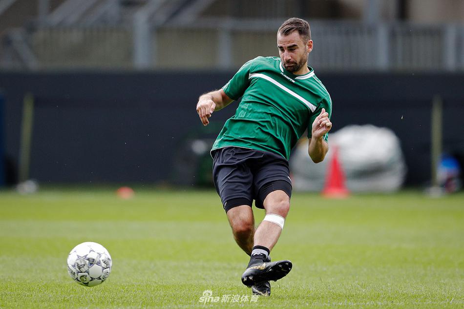 分组对抗中，一名前锋带球突破，防守球员紧追不舍，两人为争夺球权展开激烈拼抢，带起一片草屑。