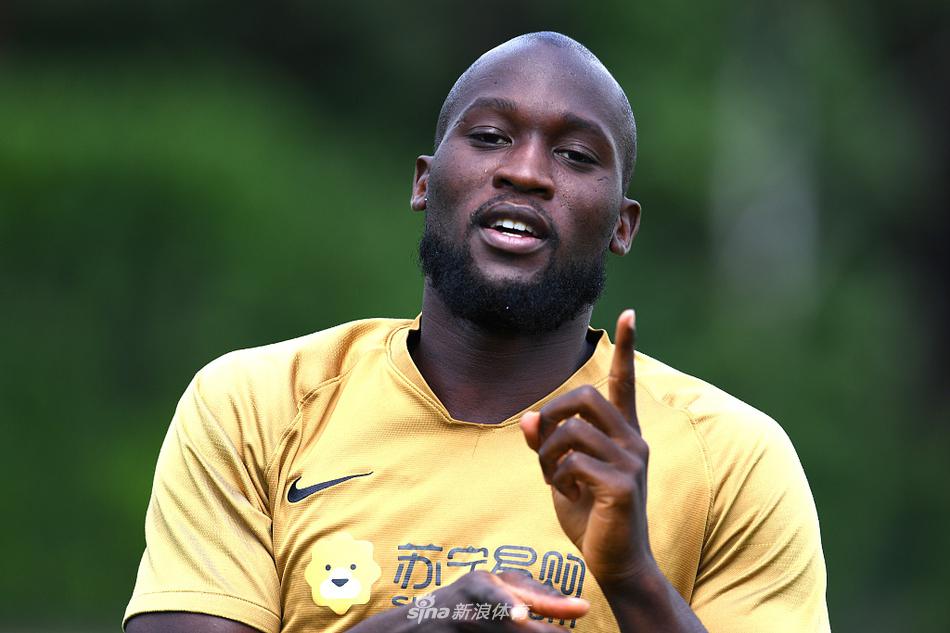 丹布罗西奥在对抗中紧贴对手，他身体微微前倾，重心放低，手臂恰到好处地隔开进攻球员，仿佛在向对手宣告：此路不通。