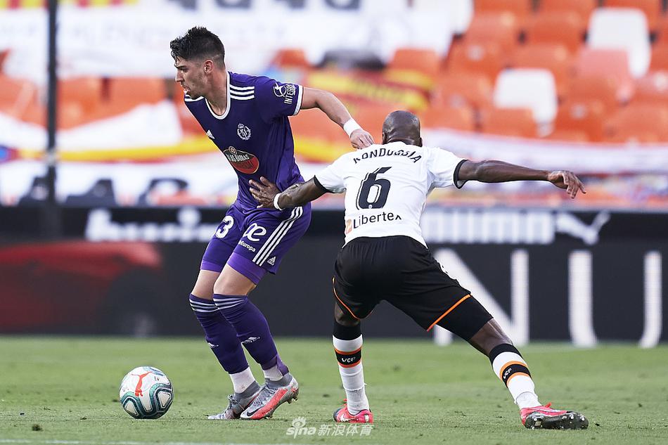 全场比赛结束的哨声吹响，瓦伦西亚球员们如释重负地拥抱在一起，庆祝这场来之不易的胜利，而巴拉多利德的球员则瘫倒在草地上，神情充满遗憾