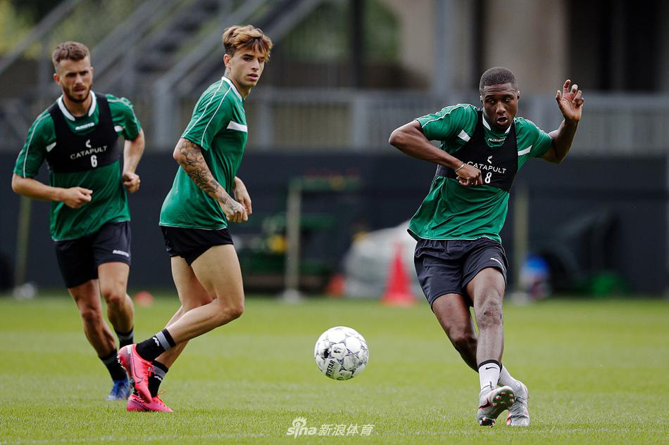 训练场边，一名替补球员全神贯注地观看着场上队友的对抗，眼神中充满渴望，随时准备上场证明自己。