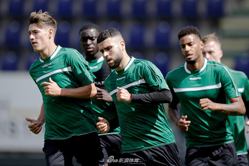 锡塔德幸运队球员们精神饱满地慢跑热身，阳光洒在翠绿的草坪上，为久违的训练场带来勃勃生机。