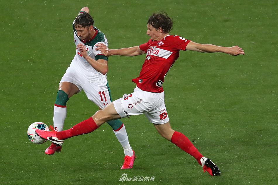 镜头聚焦于中场核心，佐布宁如铁闸般拦截，克雷霍维亚克则用强壮的身体护球推进，每一次身体接触都迸发出德比战特有的火药味，汗水在灯光下飞溅。