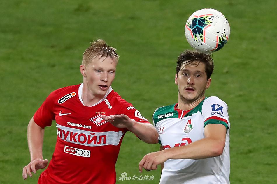 比赛末段，客队火车头的防守球员不惜用身体堵枪眼，飞身铲截的瞬间，草皮与球衣一同飞溅，眼神中充满了对胜利的渴望和对失球的懊恼，诠释着德比的残酷。