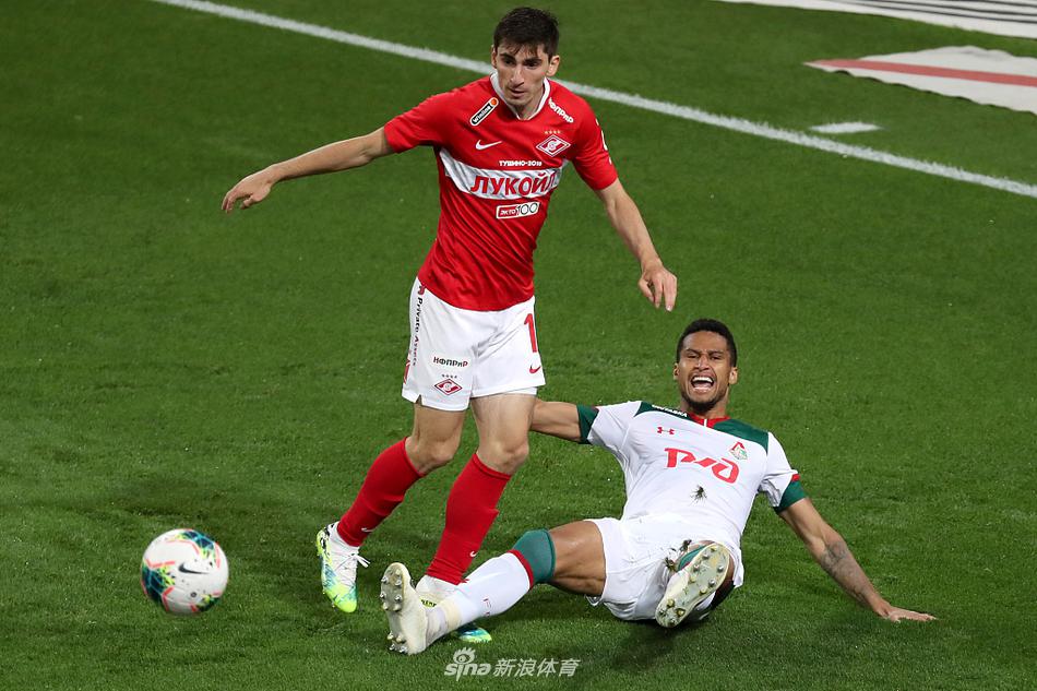 进球后的斯巴达球员们并未因空场而减弱庆祝的热情，他们紧紧相拥，仿佛要将力量传递给彼此，背景是空旷但依然醒目的斯巴达克体育场看台，无声却充满力量。