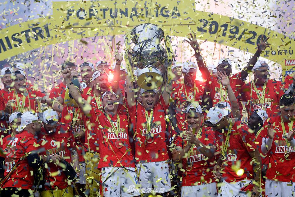 身披红白间条衫的布拉格斯拉维亚球员们，在主场球迷的助威声中围成一圈，相互鼓劲，准备迎接这场与同城死敌布拉格斯巴达的赛季终极对决。