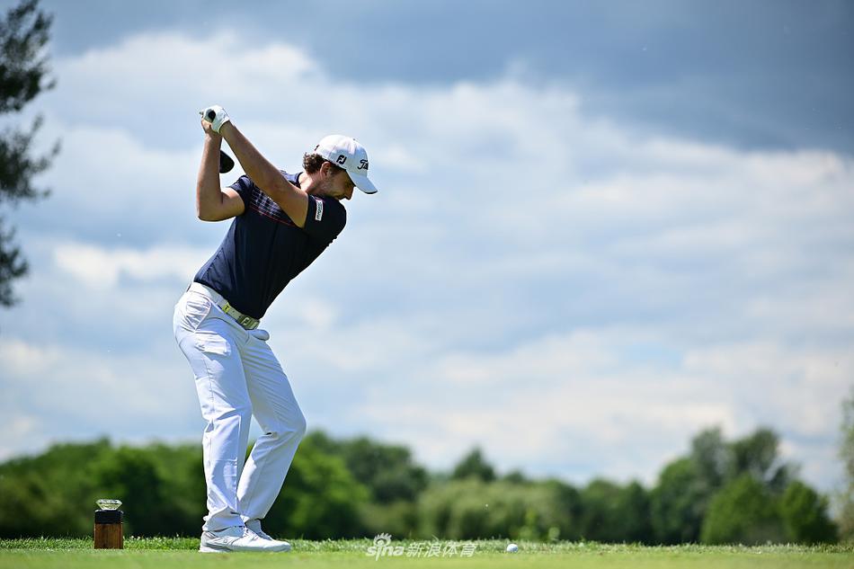 夕阳下的颁奖典礼，沃伦高举奖杯，镀金奖杯与天际线余晖交相辉映