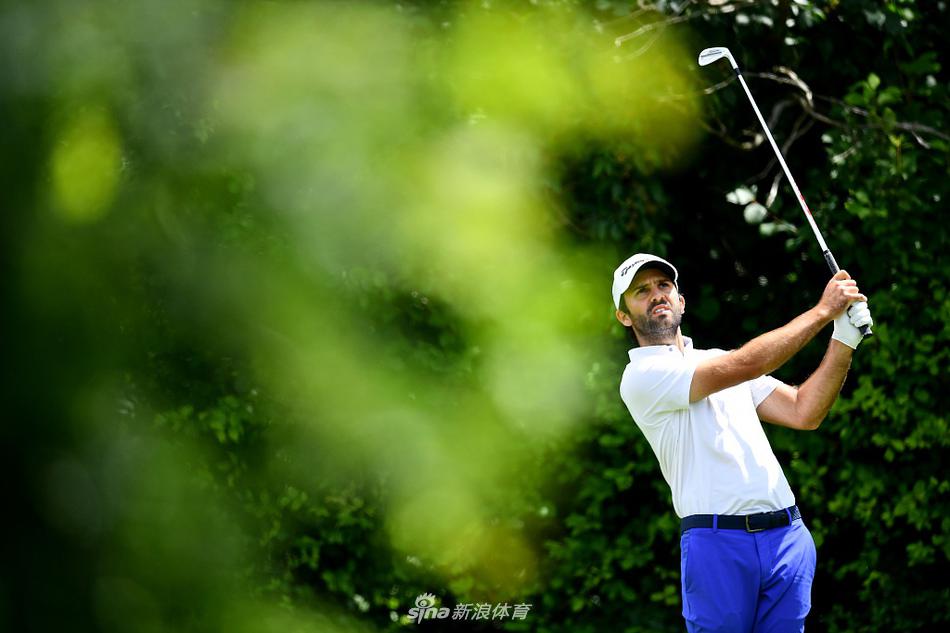 绿意盎然的钻石乡村俱乐部球场全景，湖泊与球道交错，风景怡人