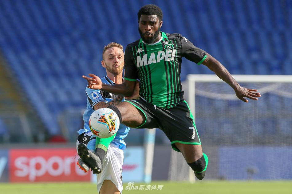 阿尔贝托破门瞬间振臂高呼，队友们纷纷冲向这位西班牙中场，整个奥林匹克球场因这粒首开纪录的进球陷入沸腾