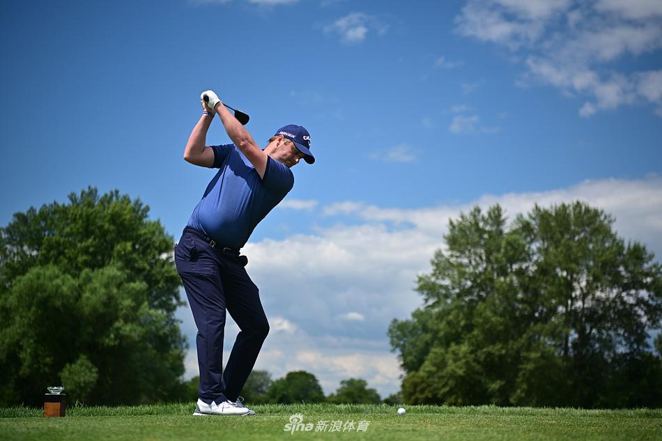 沃伦挥杆瞬间，身体扭转充满力量，目光聚焦于空中飞行的白色小球