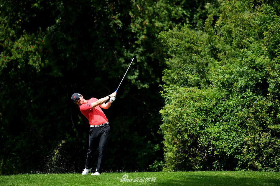 决赛轮同组球员冯·德林斯豪森正在沙坑中救球，沙土飞扬彰显力道